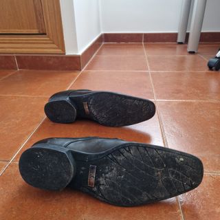 Zapatos de traje de cuero negro