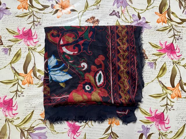 Foulard in poliestere fantasia floreale 135x135 cm