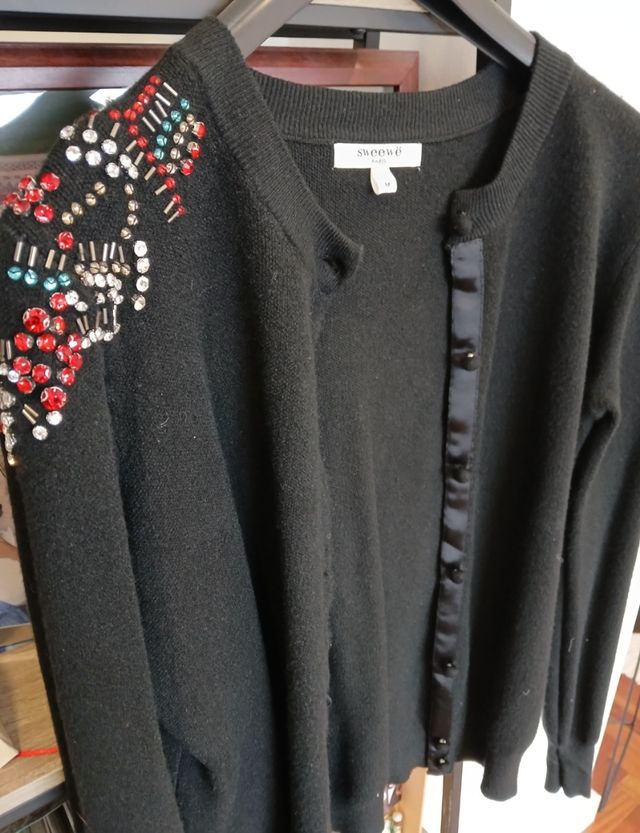 Chaqueta punto negra con aplicaciones