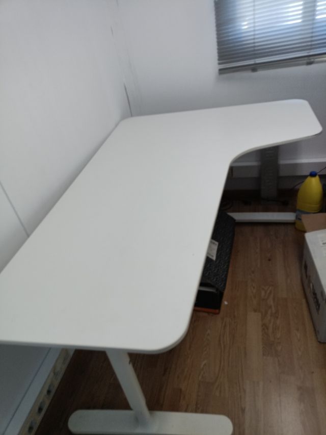 Mesa escritorio blanca con ala derecha