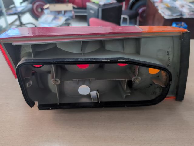 Pilot darrera esquerra Peugeot 505