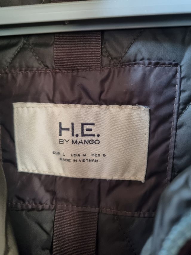 Chaqueta de plumas con coderas.