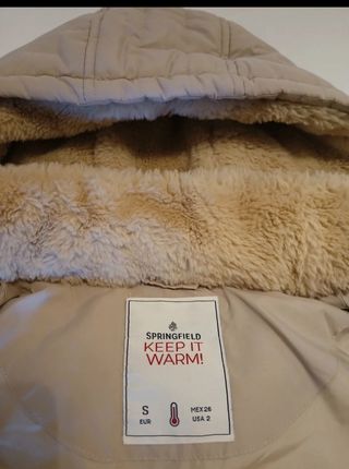 Parka beig con capucha y cuello de pelo