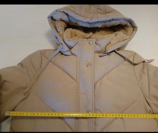 Parka beig con capucha y cuello de pelo