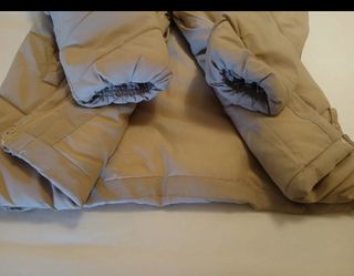 Parka beig con capucha y cuello de pelo