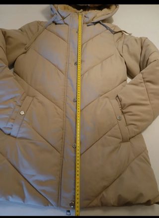 Parka beig con capucha y cuello de pelo