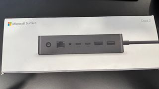 Microsoft Surface DOCK 2 y cargador de viaje