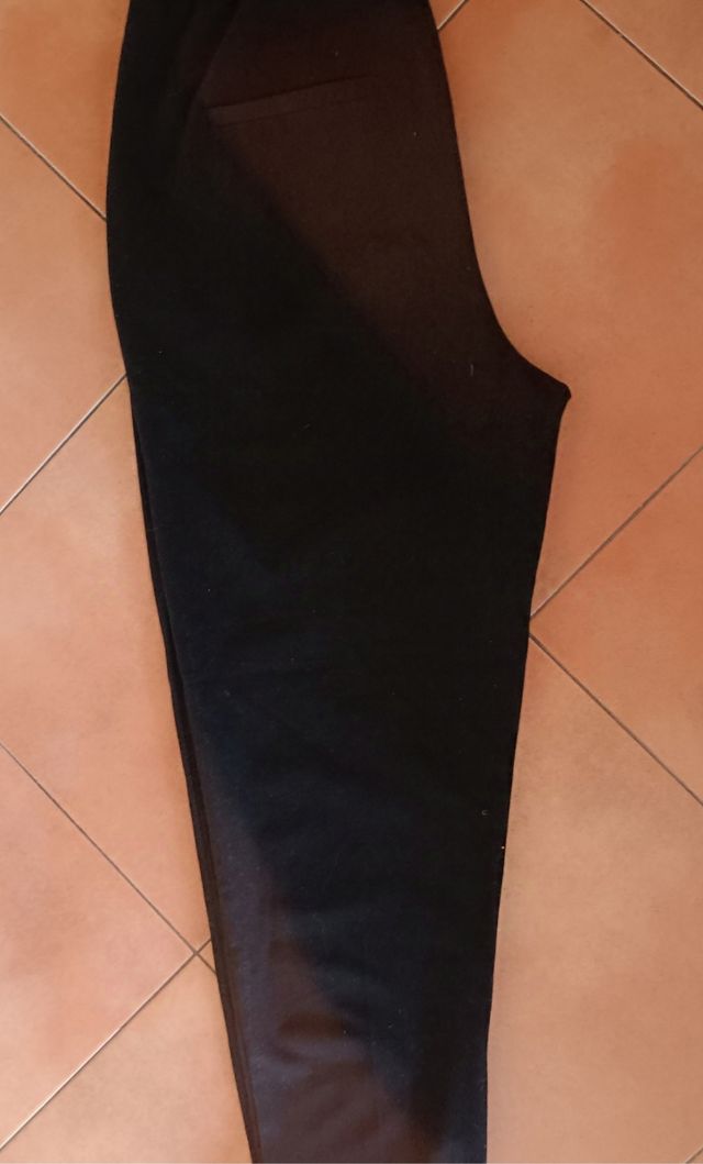 PANTALON NEGRO DE CHICA CON PLIEGUES