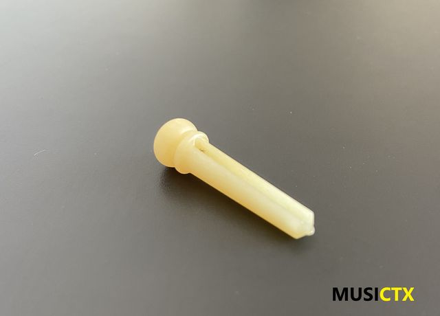 Pins em osso para guitarra folk