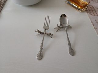 Apoya-cubiertos animales con baño de plata.