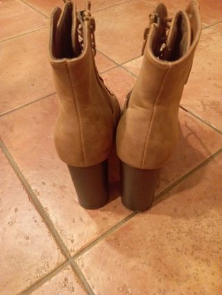 Stivaletti marrone. Primark