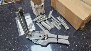 Alicates de anillo de cerdo, Tenaza cercas