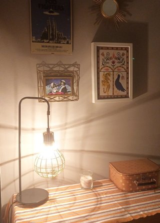 Lámpara de mesa dorada