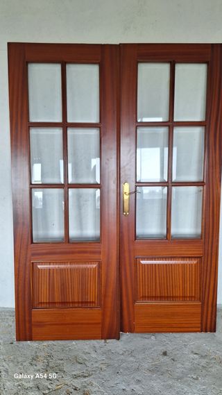Puerta de madera y cristales