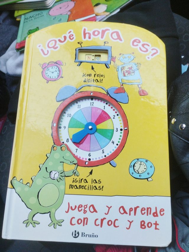 ¿Qué hora es?: Juega y aprende con Croc y Bot (Juega Y Aprende Con Croc and Bot / Play and Learn With Croc and Bot) (Spanish Edition)