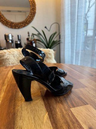 Sandalias negras de charol Gloria Ortiz 37