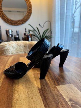 Sandalias negras de charol Gloria Ortiz 37