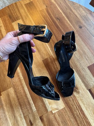 Sandalias negras de charol Gloria Ortiz 37
