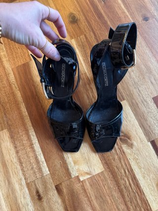 Sandalias negras de charol Gloria Ortiz 37