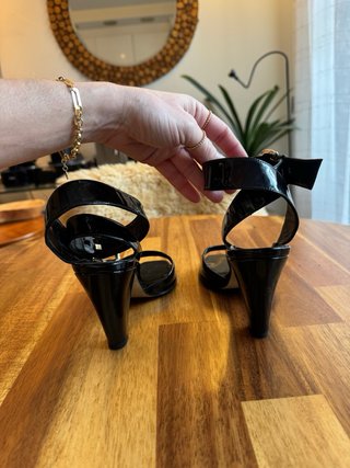 Sandalias negras de charol Gloria Ortiz 37