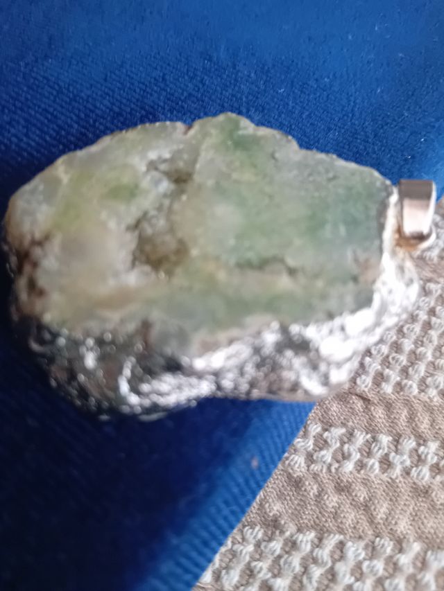 Colgante de piedra y plata