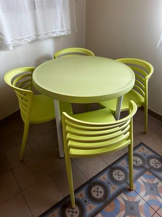 Set di 4 sedie e tavolo