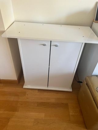 Pecera grande blanca.