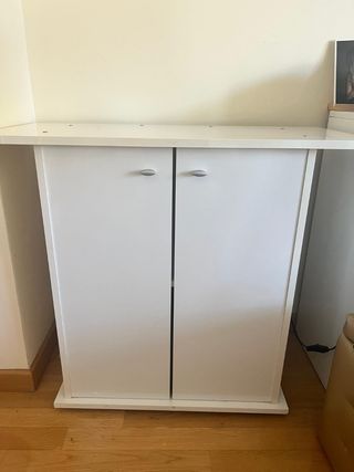 Pecera grande blanca.