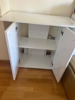 Pecera grande blanca.