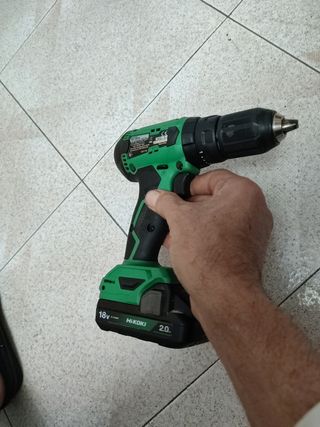 TALADRO PERCUTOR HITACHI A BATERÍA DV 18