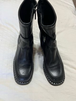 Botines negros media caña piel 