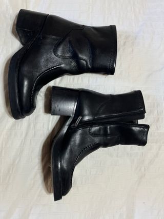 Botines negros media caña piel 
