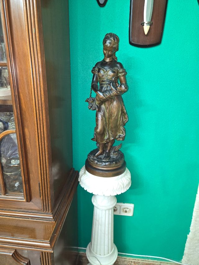 Escultura bronce mujer con ñiño siglo 18