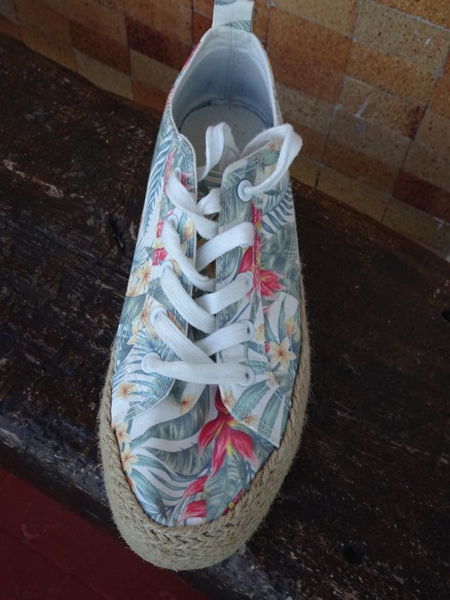 Alpargatas de flores , marca EVEN&ODD. Talla 41