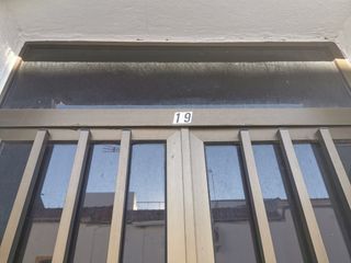 Puerta exterior doble hoja con postigos