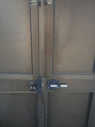 Puerta exterior doble hoja con postigos