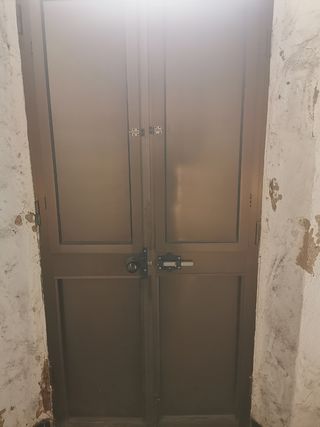 Puerta exterior doble hoja con postigos