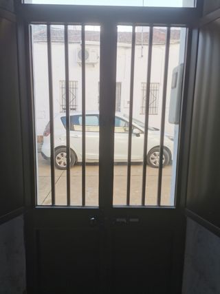 Puerta exterior doble hoja con postigos