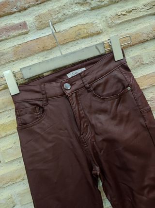 Pantalón pitillo polipiel burdeos