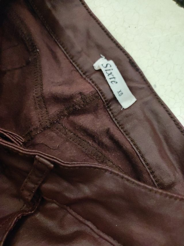 Pantalón pitillo polipiel burdeos