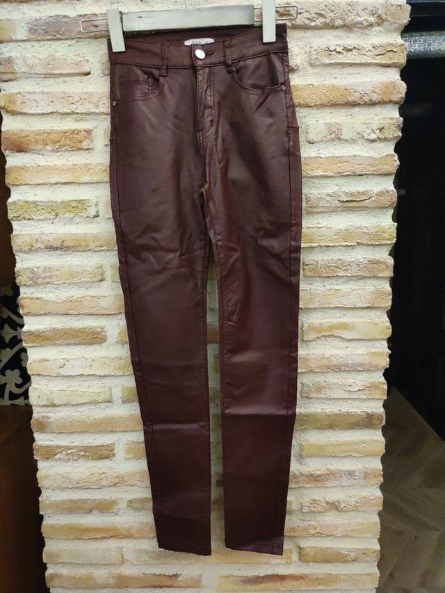 Pantalón pitillo polipiel burdeos