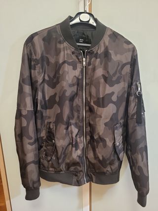 Bomber chico Talla M camuflaje Bershka 
