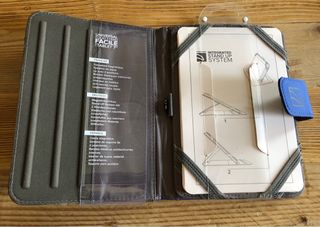 Cover a libro blu per tablet 7” della Tucano