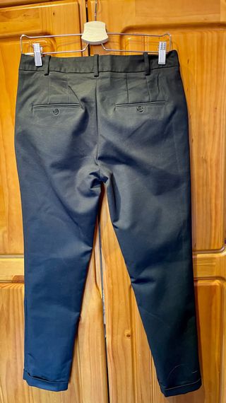 Pantalón negro de vestir de Zara