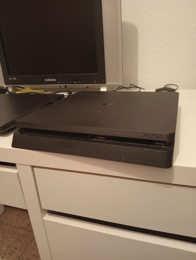 Play station 4 slim