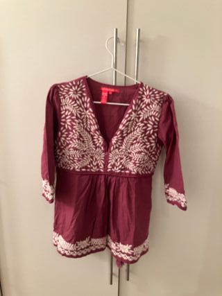 Blusa rosa con bordados y abalorios