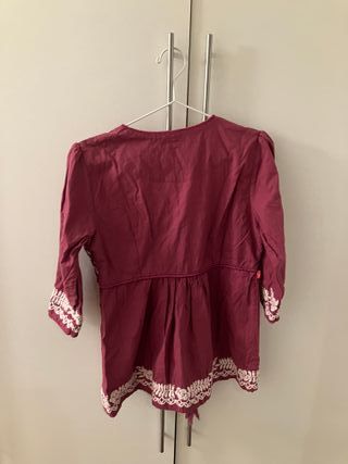 Blusa rosa con bordados y abalorios