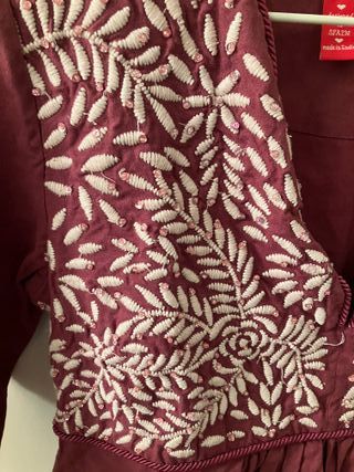 Blusa rosa con bordados y abalorios