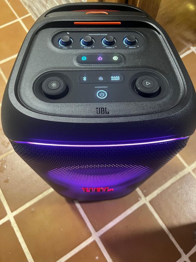 Alquiler altavoz JBL gran potencia 