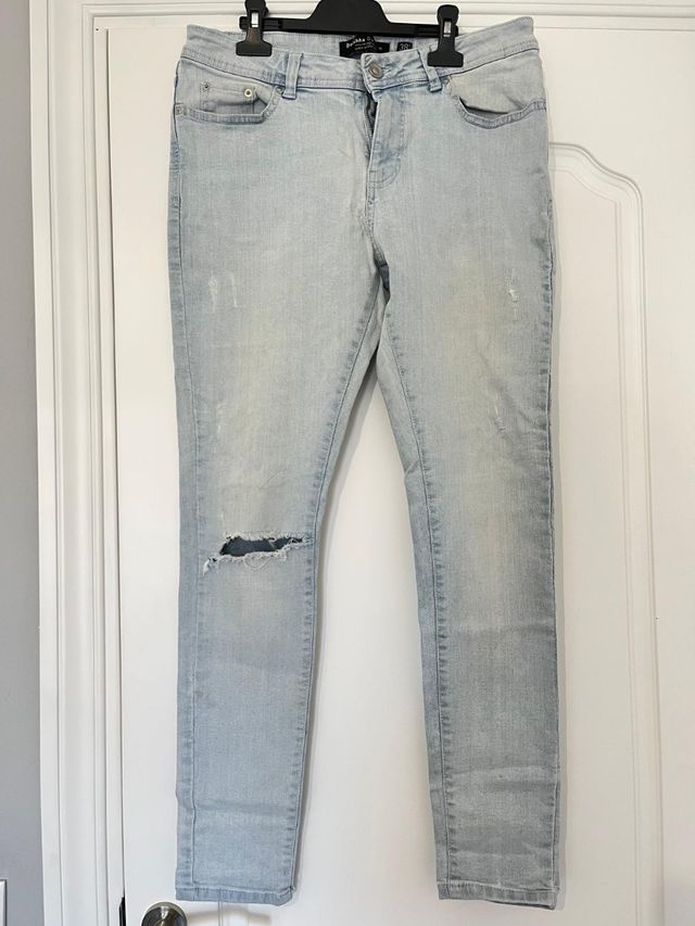 Pantalón vaquero hombre roto